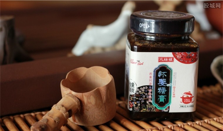 怀姜糖膏主要是一种中药方剂,它的主要原料包含姜汁,红糖,蜂蜜,水和