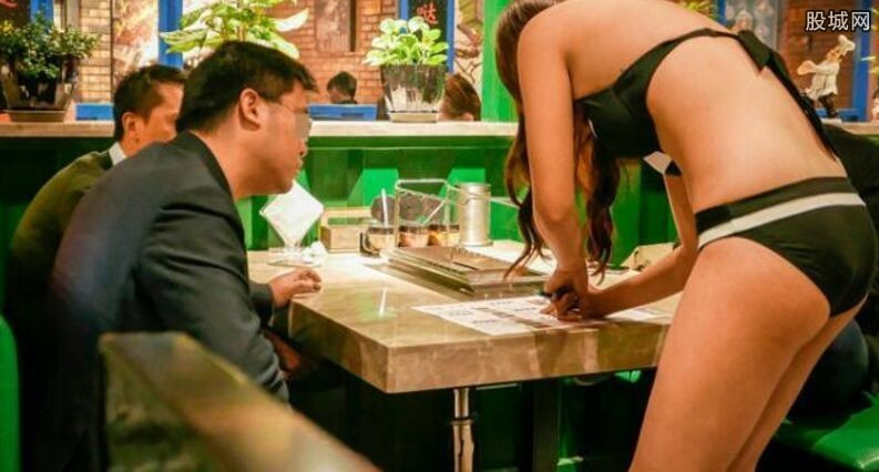 服务员只穿比基尼 美女穿比基尼为客人点餐