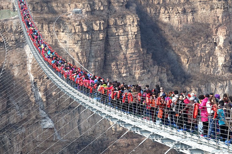 红崖谷玻璃吊桥游客