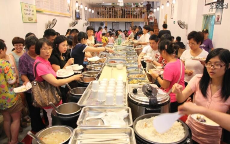 餐厅备餐区惊现老鼠