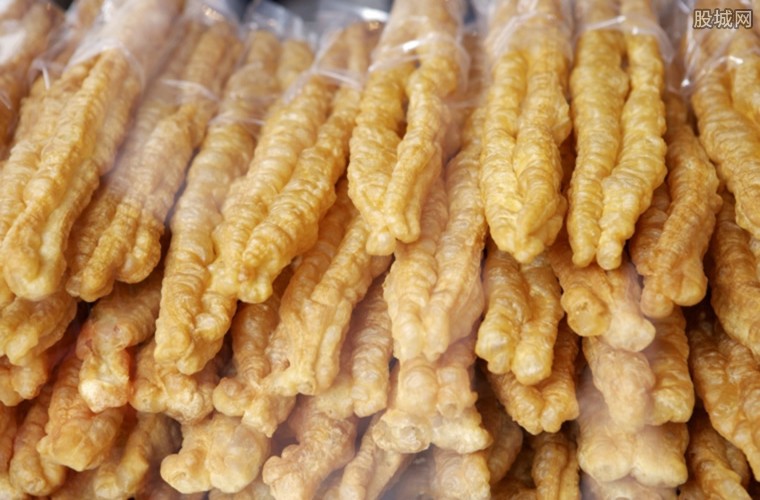 夫妻摆摊卖炸油条走红