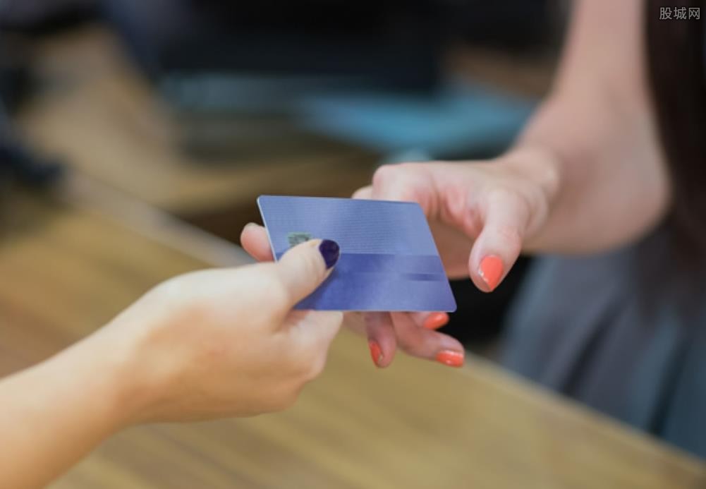 信用卡逾期一星期可以最低还款吗？多久会上征信