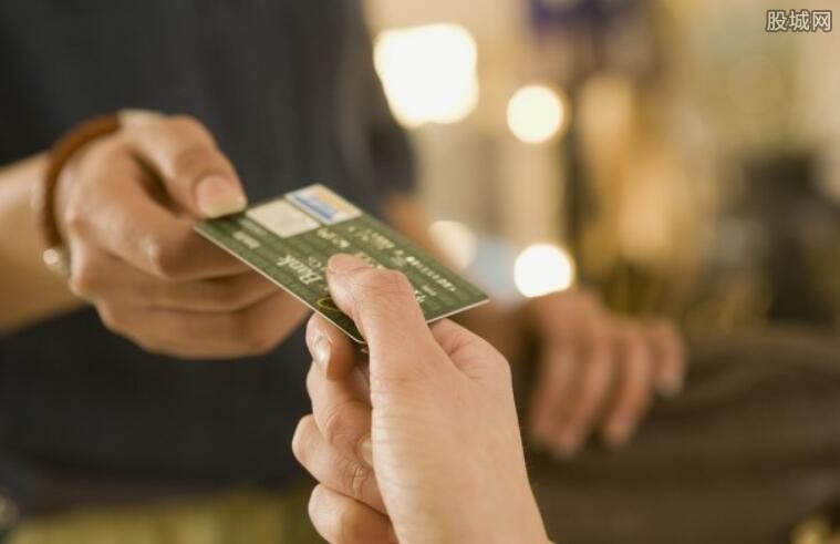 信用卡提现多久能到账户？手续费是多少